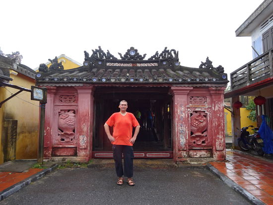Ich vor der japanischen Brücke in Hoi An