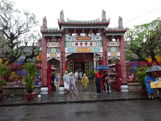 Zu den 5 chinesischen Versammlungshallen in Hoi An in denen Einwanderer aus den verschieden Regionen Chinas zusammen kamen gehört neben der Phuoc Kien Versammlungshalle ( für die Einwanderer aus der Provinz Fujian )  die  " kantonesische Versammlungshalle " sicher zu den schönsten in Hoi An.  Gegründet wurde sie im Jahre 1786 mit Materialien die aus China importiert wurden.