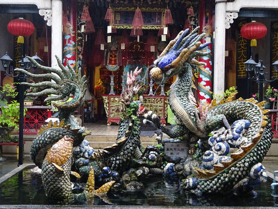 Drachen Skulpturen in der kantonesische Versammlungshalle