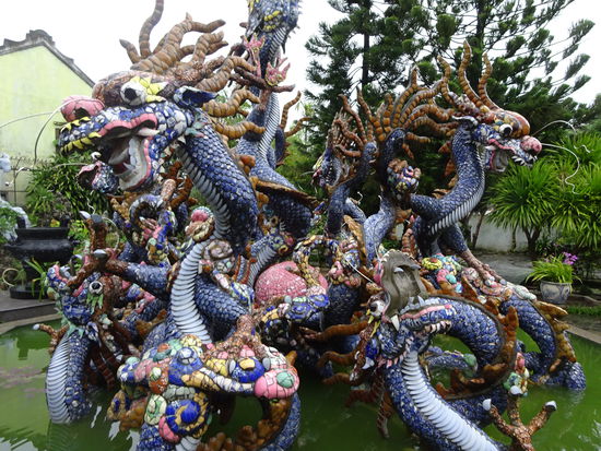 Drachen Skulpturen in der kantonesische Versammlungshalle