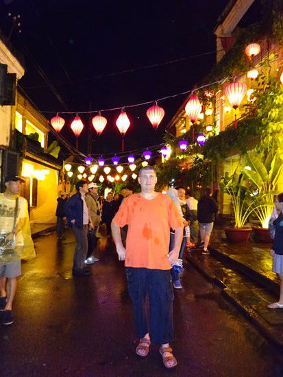 Ich am Abend in Hoi An und immer noch ist es am regnen