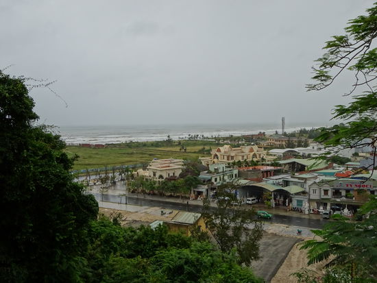 Blick in die Umgebung im Hintergrund das Meer