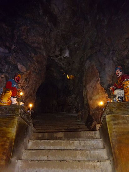 Hinunter geht es in die Huyen Khong Grotte in der bei schönen Wetter die Sonne durch die Krater in der Decke strahlt aber leider hatte ich Pech und konnte dieses Lichterspiel nicht bewundern 