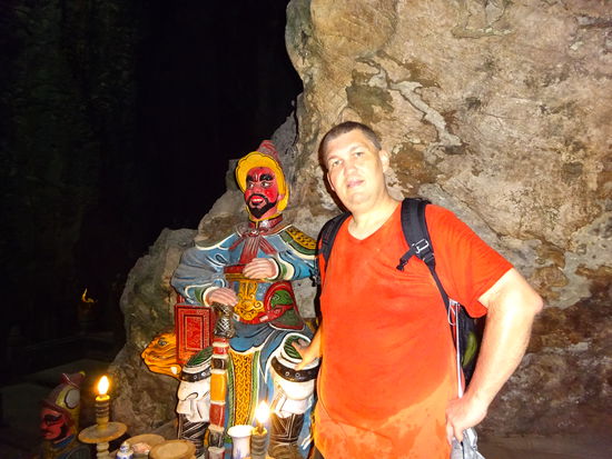 2 Wächter in der Huyen Khong Grotte 