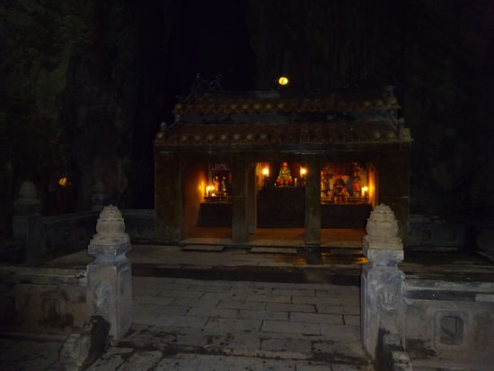 Schrein in der Huyen Khong Grotte