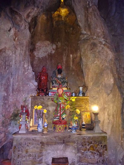 Schrein in der Huyen Khong Grotte
