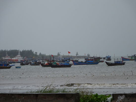Auf der Fahrt zu den Affenbergen ging es vorbei am Meer und auch der Regen wurde wieder stärker