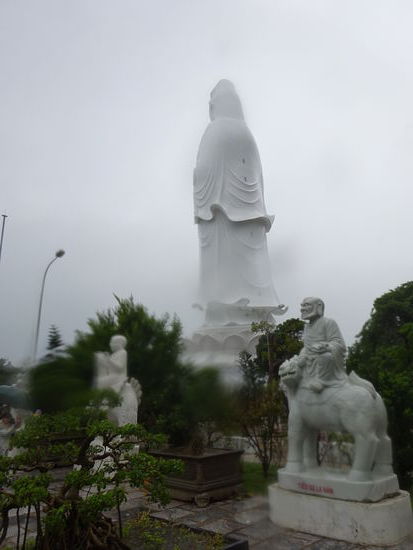 Die 67 Meter hohe  Göttin der Barmherzigkeit ist die höchste Statue in Südostasien. Bei schönen Wetter hat man von hier oben fast 700 m über dem Meer einen herlichen Blick in die Umgebung