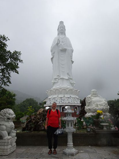 Ich vor der Göttin der Barmherzigkeit aber barmherzig mit dem Wetter war sie heute nicht 