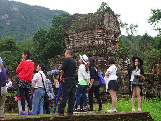 Auch hier in My Son sind wieder viele asiatische Reisegruppen unterwegs die fleißig Selfies schießen wie man sieht.
