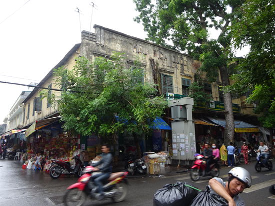 Erste Häuser in der Altstadt von Hanoi