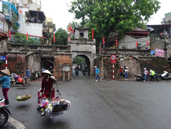 Die Altstadt von Hanoi war früher von einer Stadtmauer mit 16 Toren umgeben aber heute ist nur noch das Osttor ( Quan Truong Tor ) aus dem Jahre 1749 vorhanden. Verglichen mit den Stadttoren anderer Städte auf der Welt ist es doch recht unscheinbar.
