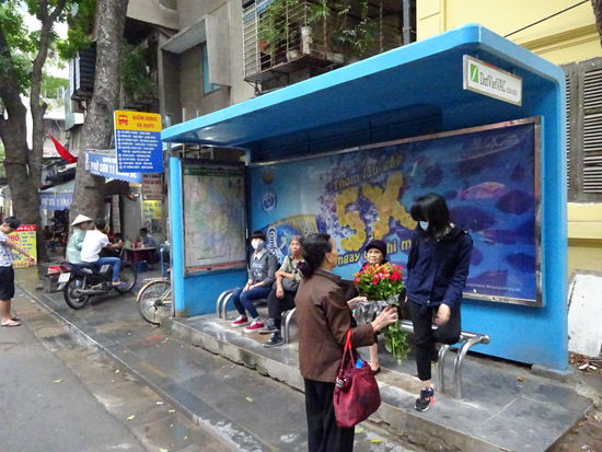 Typische Bushaltestelle am Rande der Altstadt