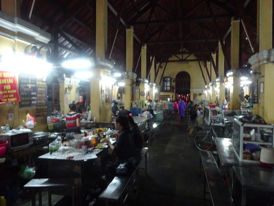 In dieser Halle am Rande der Altstadt von Hoi An gab es mehr als ein Dutzend Stände mit leckeren Gerichten