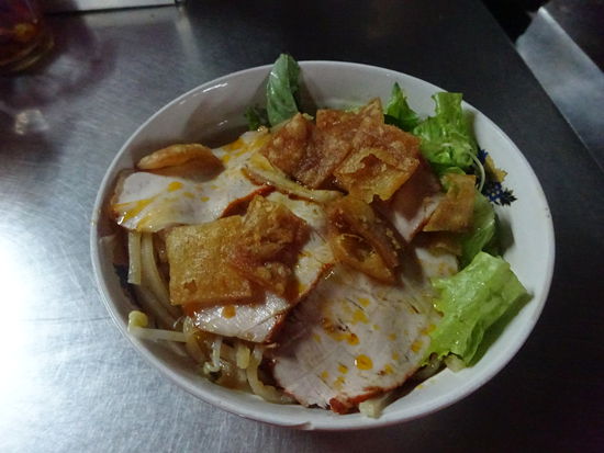 Und schon steht mein Teller Cao Lau Suppe eine weitere Spezialität in Hoi An vor mir für 20000 VND = 0,85 Euro