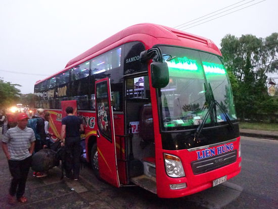 Und hier wartet mein Open Tour Bus Richtung Südvietnam auf den Weg in die Stadt  Nha Trang dem Haupttouristen Hot Spot in Vietnam allerdings eher für Bade und Strandurlauber. Für das Ticket was ich mir wieder in einen der zahlreichen Reisebüros besorgt hatte bezahlte ich  350000 VND = 14,70 Euro
