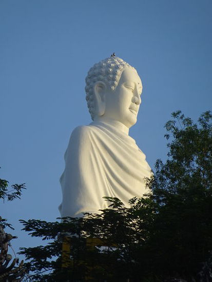 Der große 14 m hohe schneeweiße Buddha in der Long Son Pagode