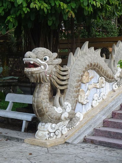 Drachen an den Treppen in der Long Son Pagode