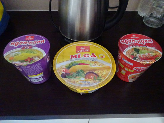 Einkauf aus dem Suppermarkt nebenan - 1 Becher Instant Nudeln für 10000 VND = 0,40 Euro