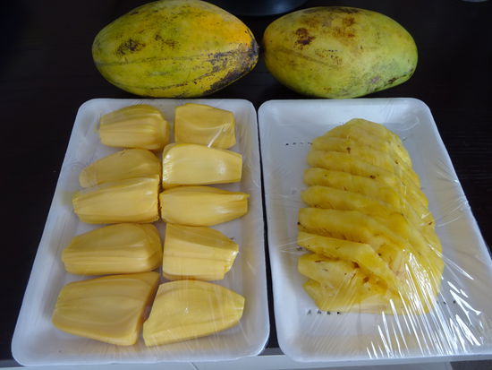 Links meine Lieblingsfrucht ( Durian Frucht ) und daneben frische Ananas wofür ich beides zusammen 30000 VND = 1,25 Euro bezahlte und   oben für die 2 reifen , saftigen Mangos bezahlte ich 20000 VND = 0,85 Euro . Alles gab es überall an den Ständen in der Nähe der Strandpromenade zu kaufen.