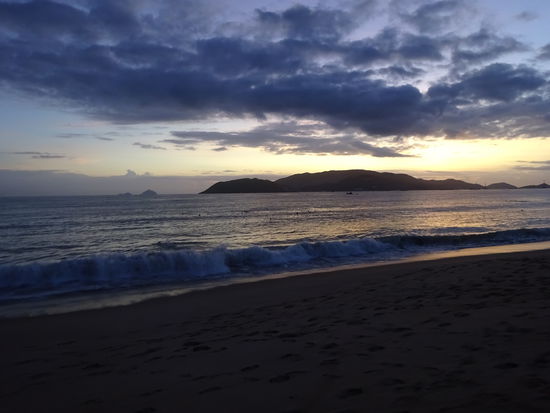 Strand von Nha Trang am frühen Morgen