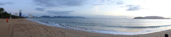 Strand von Nha Trang am frühen Morgen