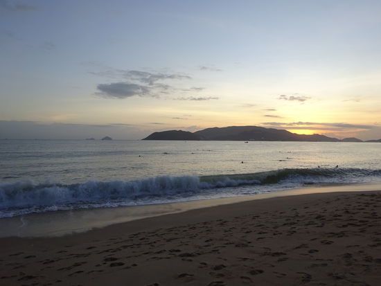 Strand von Nha Trang am frühen Morgen