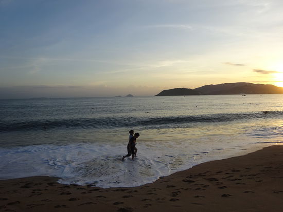 Strand von Nha Trang am frühen Morgen