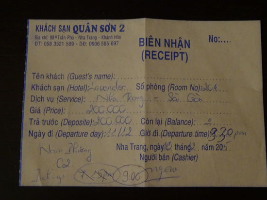 3 Tage Nha Trang waren für mich mehr als ausreichend und somit besorgte ich mir ein Open Bus Ticket für die Weiterfahrt nach Saigon. Bezahlt habe ich dafür 200000 VND = 8,30 Euro . Ursprünglich hatte ich eigentlich einen Flug mit der vietnamesischen  Billigfluggesellschaft  Jetstar Pacific  für 31 Euro von Nha Trang nach Saigon gebucht da diese mir aber 48 Stunden vor Flugbeginn eine E Mail schickte das der Flug 24 Stunden nach hinten verschoben wird habe ich den Flug storniert und dafür lieber den Open Tour Bus genutzt. Im nachhinein war ich sogar froh das es dazu gekommen ist. Um an meine bereits bezahlten 31 Euro zu kommen brauchte ich viel Zeit und Geduld denn weder auf Anrufe noch auf meine ca. 1 Dutzend E Mails reagierte Jetstar Pacific stattdessen immer nur Beschwichtigungen. Erst als ich meine Kreditkartenfirma einschaltete habe ich 2 Monate später im Februar 2016 mein Geld zurück bekommen. 