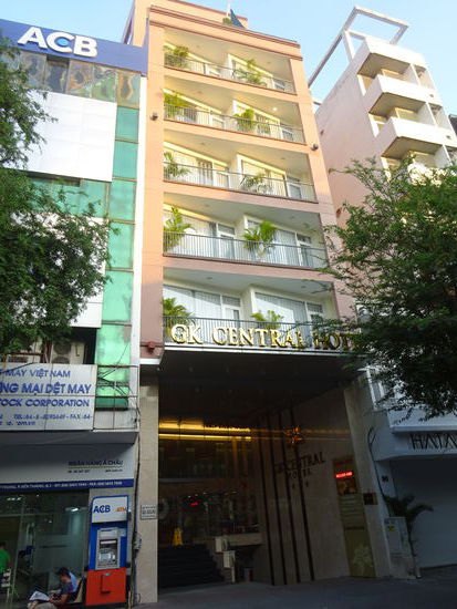 Wenn man von dem schleppenden Service am Ankunftstag absieht und der Panne mit dem bestellten Taxi war es eigentlich ein sehr gutes Hotel in dem man schon am Morgen mit Weihnachtsmusik auf die Adventszeit eingestimmt wurde . Die Lage hier im Distrikt Nr. 1 könnte nicht besser sein. Preis / Nacht  inkls. Frühstück 29 Euro