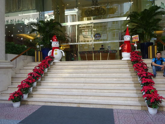 Das Hotel gegenüber hat auch schon einen Schneemann aufgestellt auch wenn es hier in Saigon bei 32 Grad sicher relativ unwahrscheinlich ist das es zu schneien beginnt ...