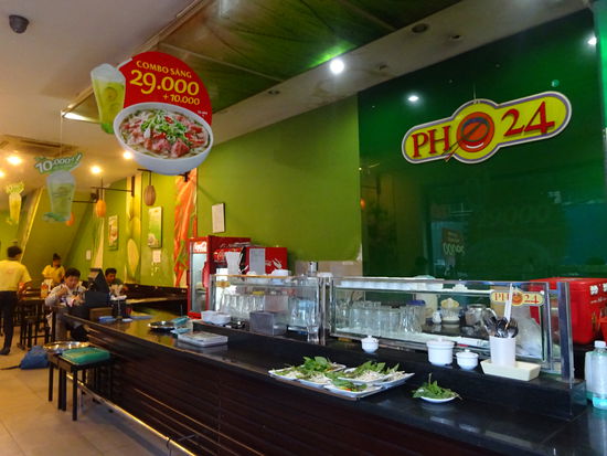Die vietnamesische Fast Food Kette " Pho 24 " in der vor allem die berühmten Pho Suppen im Angebot sind ist vor allem in den großen Städten wie Hanoi und Saigon zu finden was sicher besser und gesünder ist als Mc Doof   Ich bin ja ein großer Fan der asiatischen Straßenküchen so auch in Vietnam aber für Leute die damit etwas Berührungsängste haben ist das hier sicher eine  Alternative. 