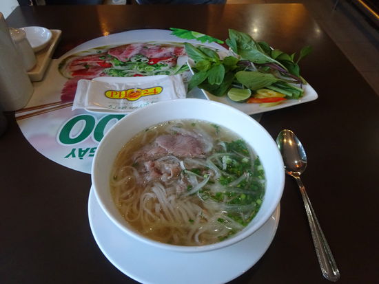 Pho Bo Suppe mit Rindfleich im  " Pho 24 "  für 30000 VND = 1,25 Euro