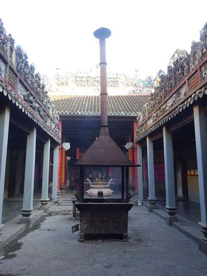 Die Luft hier in der Thien Hau Pagode ist geschwängert vom Qualm der vielen Räucherstäbchen