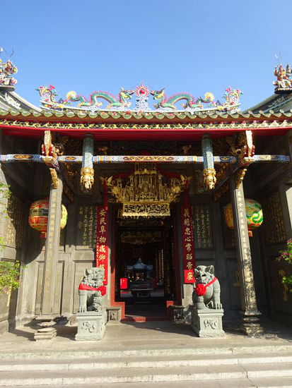 Das geschnitzte vergoldete Schiff was in der mitte über dem Eingang hängt soll wahrscheinlich eine Erinnerung an die lange Reise der chinesischen Einwanderer sein