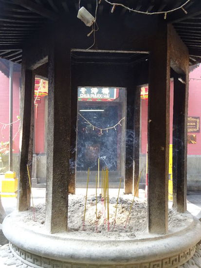 Pagode des Jadekaisers in Saigon und auch hier überall Räucherstäbchen