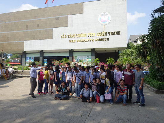 Vietnamesiche Schulklasse vor dem Kriegsrelikte - Museum in Saigon