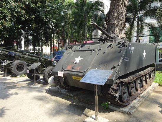 Weitere Kriegswaffen auf dem Gelände des Kriegsrelikte - Museum in Saigon
