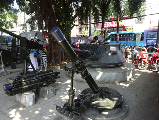 Weitere Kriegswaffen auf dem Gelände des Kriegsrelikte - Museum in Saigon
