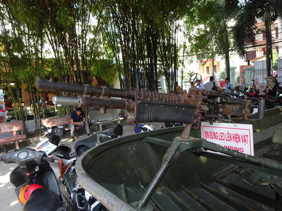 Weitere Kriegswaffen auf dem Gelände des Kriegsrelikte - Museum in Saigon