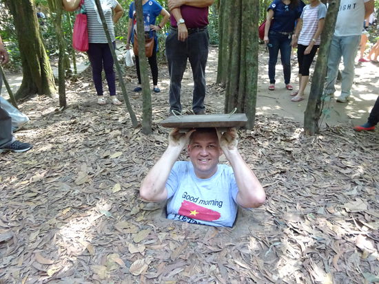 Hier bin ich noch am lachen aber 1 Minute später war mir nicht mehr danach zu mute denn für so kräftige Besucher ist dieser Ausgang einfach nicht gedacht so das ich große Mühe hatte wieder heraus zu kommen . Selbst 3 vietnamesiche Mitarbeiter des Themenparks versuchten vergeblich mich heraus zu bekommen was erst mit viel Aufwand , Geduld und Glück gelungen ist. Das war mir eine große Lehre !!! 