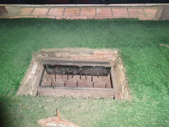 Perfekt angelegte Fallen die dem Gegner zum Teil schwere Verletzungen zufügten