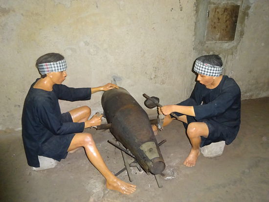 Vietcong beim zersägen einer Bombe