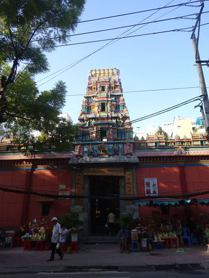 Nicht weit entfernt von meinem Hotel unweit des Benh Thanh Marktes steht der Ende des 19. Jh. erbauten Sri Mariamman Hindu Tempel der nicht nur von der kleinen tamilischen Minderheit Saigons genutzt wird sondern auch von vielen Vietnamesen und Chinesen.