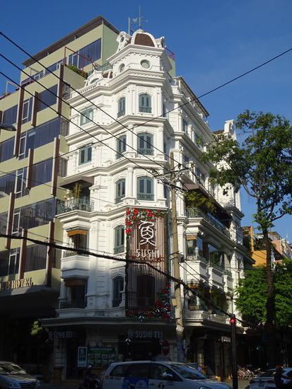 In vielen Gebäuden aus der französischen Kolonialzeit sind heute Hotels wie hier an dieser Ecke