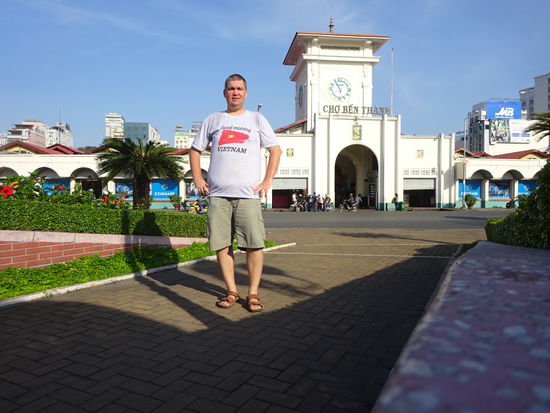 Ich vor dem Uhrenturm des Ben Than Markt der zu einen der Wahrzeichen von Saigon gehört . Bis hier hin soll auch die erste Metro Linie von Saigon führen die sich zur Zeit im Bau befindet