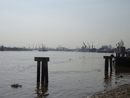 Saigon Fluss mit Hafen