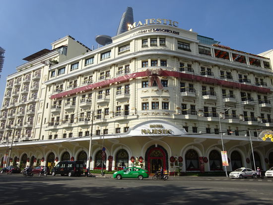 Das 1925 fertiggestellte Majestic Hotel in Saigon . In diesen 5 Sterne Haus zahlt man ab 100 Euro / Nacht aufwärts