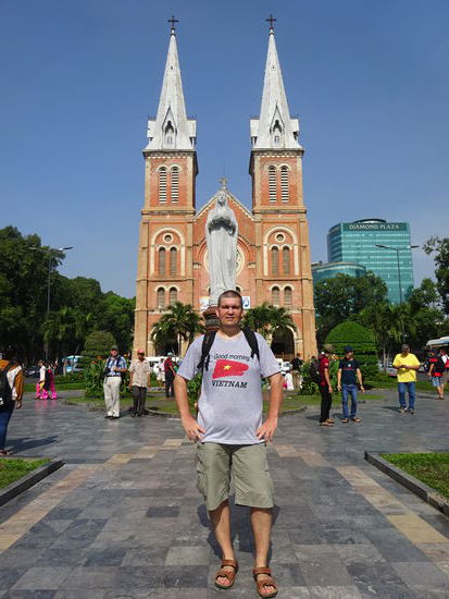 Ich vor der  Kathedrale Notre Dame in Saigon