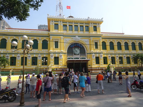 Das 1891 eröffnete Hauptpostamt direkt neben der  Kathedrale Notre Dame ist eine weitere Sehenswürdigkeit der Stadt